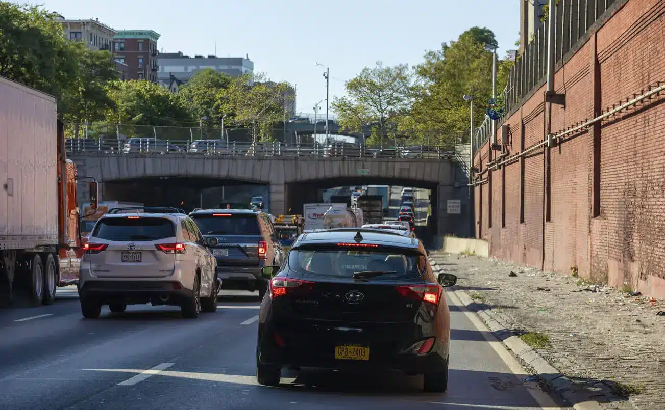 LACK OF EMERGENCY LANES IS A PROBLEM ON THE CROSS BRONX EXPRESSWAY LACK OF EMERGENCY LANES IS A PROBLEM ON THE CROSS BRONX EXPRESSWAY