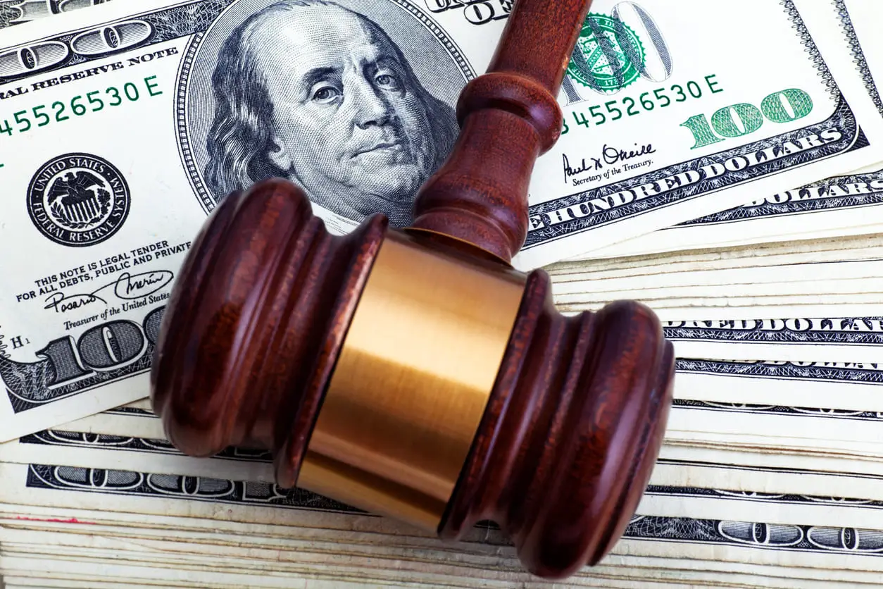 HOW TO AVOID SETTLING FOR A LOWBALL INSURANCE SETTLEMENT OFFER HOW TO AVOID SETTLING FOR A LOWBALL INSURANCE SETTLEMENT OFFER