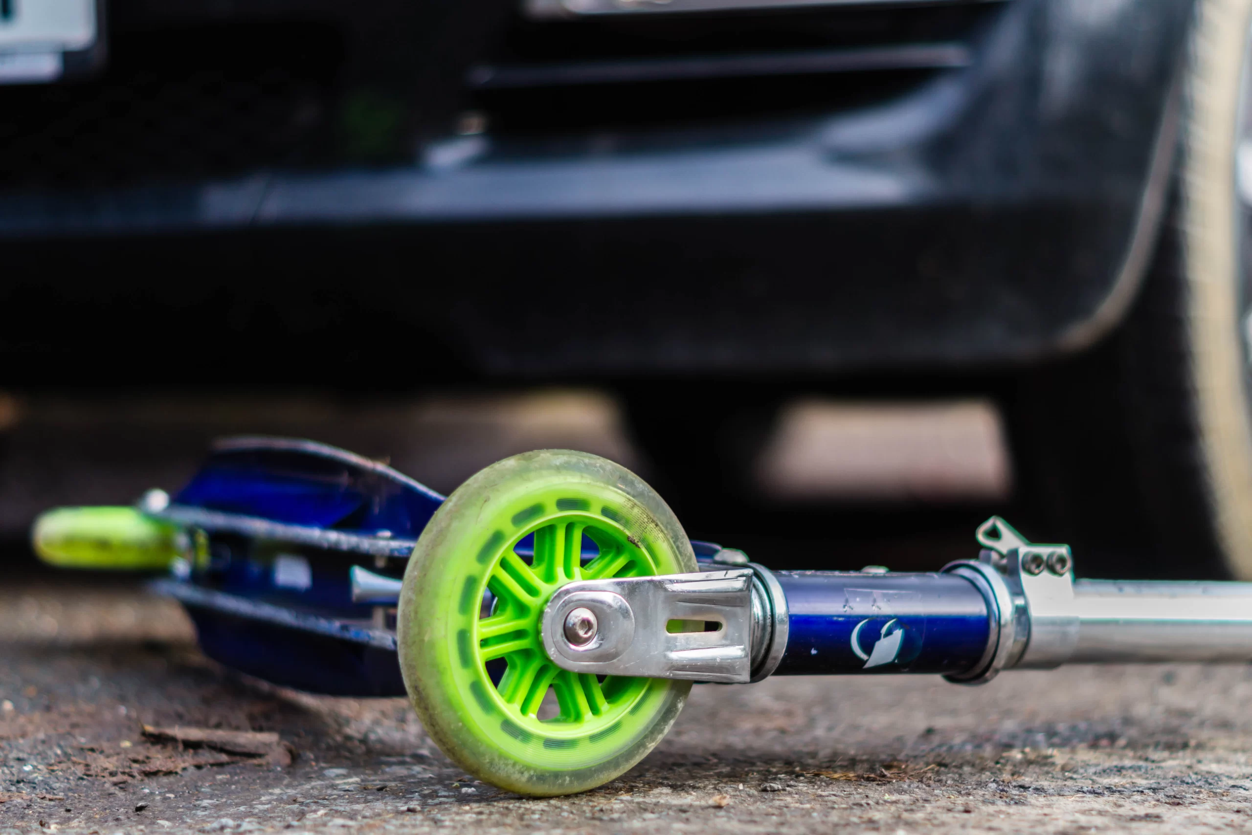 Prawo stanu Nowy Jork „zawiesza” bieg terminu przedawnienia dla małoletnich, wstrzymując go do ukończenia osiemnastego roku życia i zazwyczaj pozwalając na wnoszenie roszczeń o odszkodowanie z tytułu obrażeń do momentu ukończenia przez dziecko dwudziestu jeden lat.