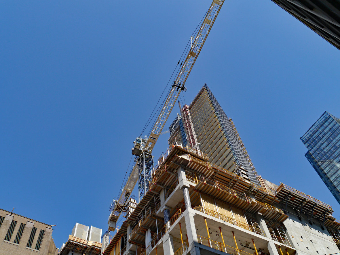 Ten przypadek pokazuje również, jak ściśle powiązane są prawo budowlane, prawo ubezpieczeniowe i odszkodowania pracownicze.