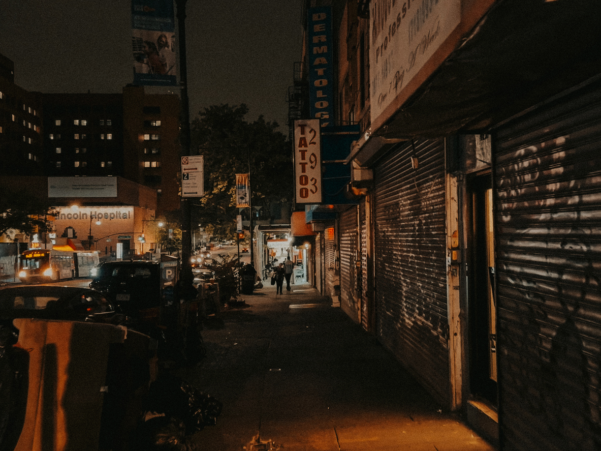 Słabe oświetlenie w Nowym Jorku przyczyną poślizgnięć i upadków